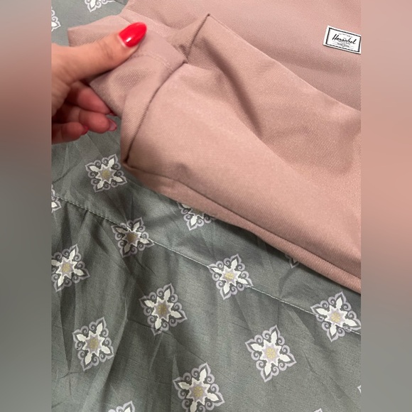 Hershel Supply Company Classic Tote-Mauve Color - Picture 5 of 6